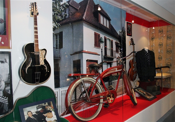 Elvis Presley Museum Dusseldorf Isana Guitar